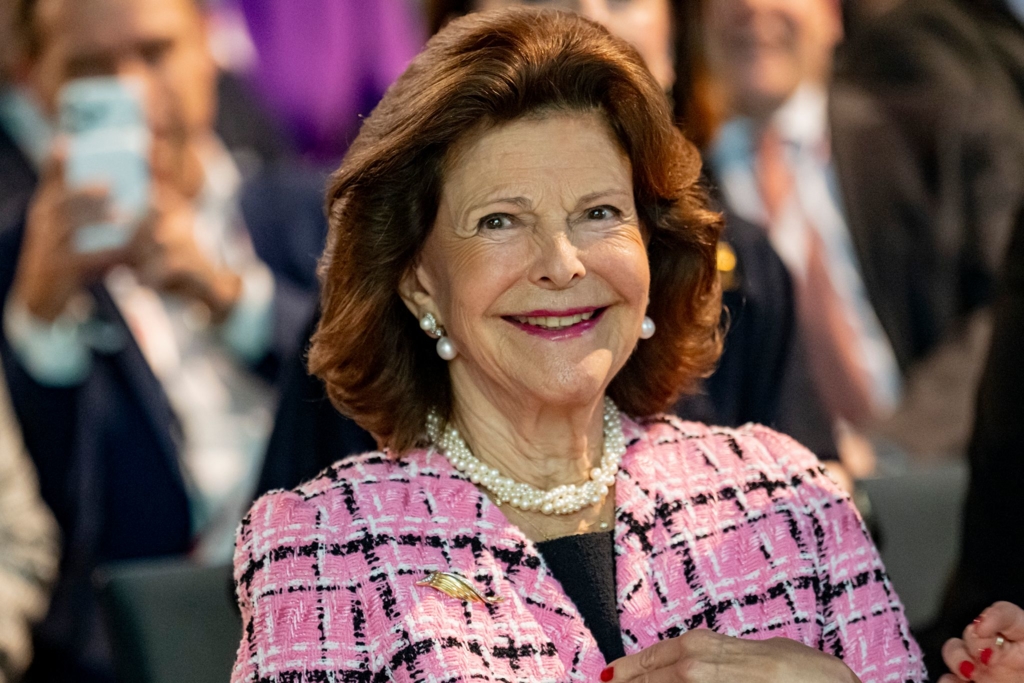 K-nigin-Silvia-von-Schweden-erh-lt-Bayerische-Staatsmedaille