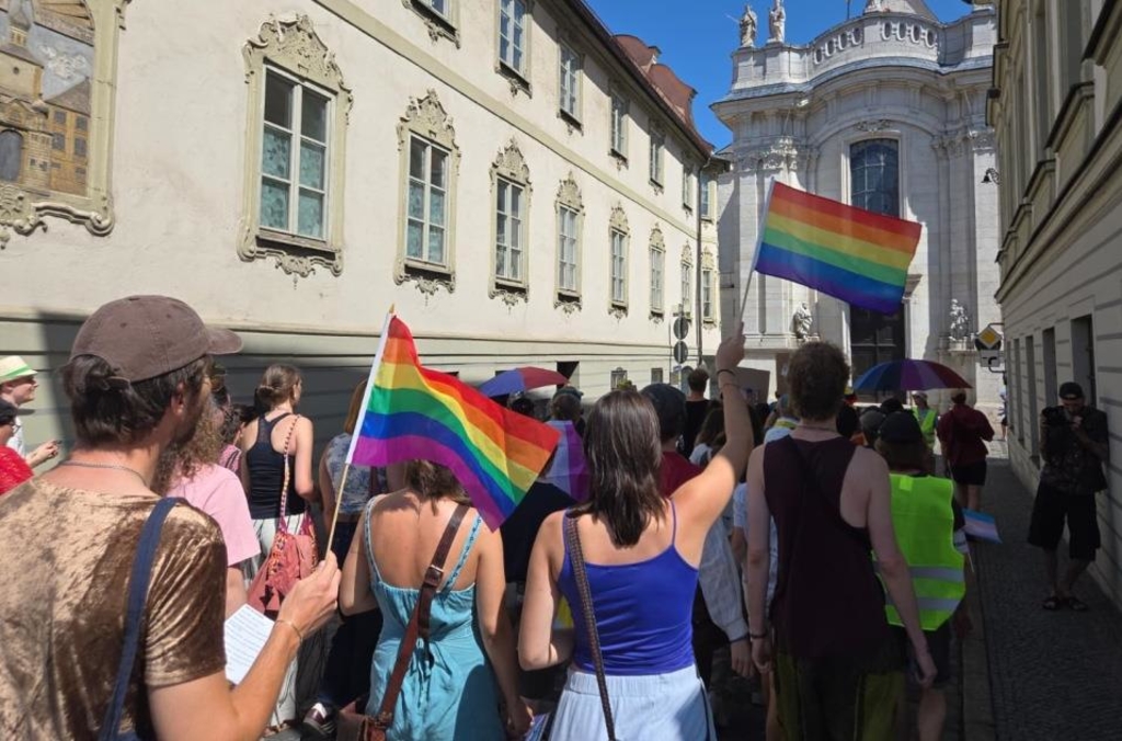 Glitter, flags, and clear messages: Over 100 people celebrate at CSD in ...