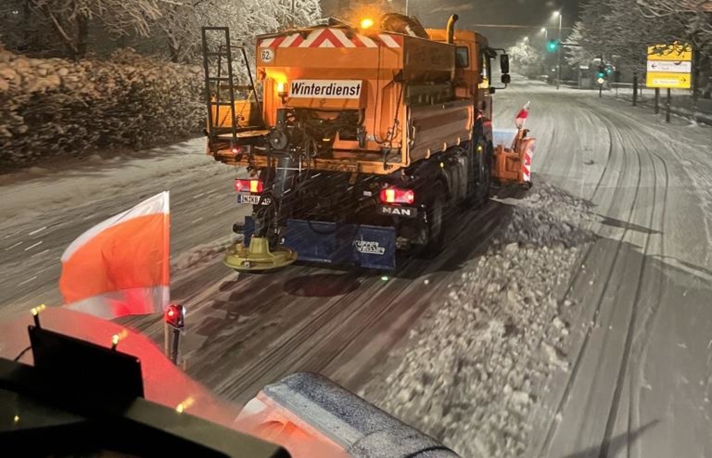 Knapp-1000-Kilometer-Schnee-ger-umt-Kommunaler-Winterdienst-seit-3-Uhr-im-Einsatz