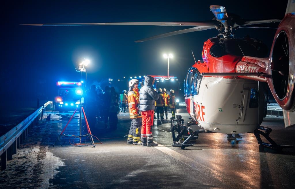 Schwerer-Unfall-auf-A9-bei-Denkendorf-sorgt-f-r-stundenlange-Sperre-Heli-blockierte-Autobahn