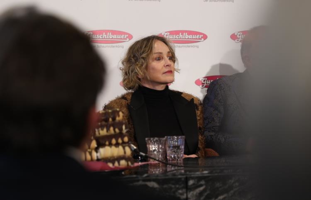 Kulturschock-Hollywood-Star-Sharon-Stone-wird-in-St-Willibald-mit-Blasmusik-empfangen