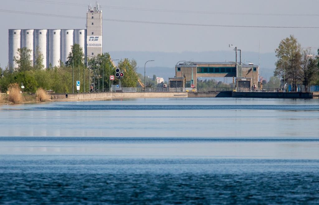 Schiff-verliert-l-Schleuse-in-N-rnberg-am-Main-Donau-Kanal-gesperrt