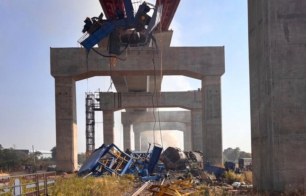 Zug-kracht-in-Baukran-mehr-als-20-Tote-und-70-Verletzte-in-Thailand