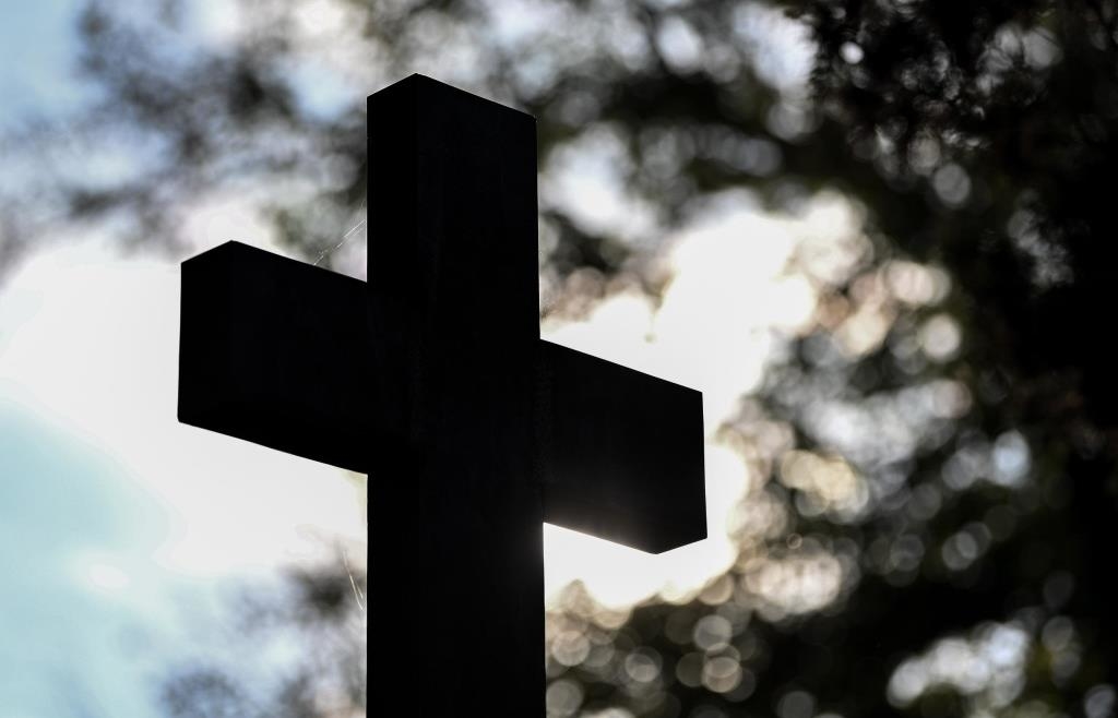 Mehrere-Gr-ber-in-Enkering-besch-digt-Polizei-sucht-Zeugen-nach-Friedhofsvandalismus