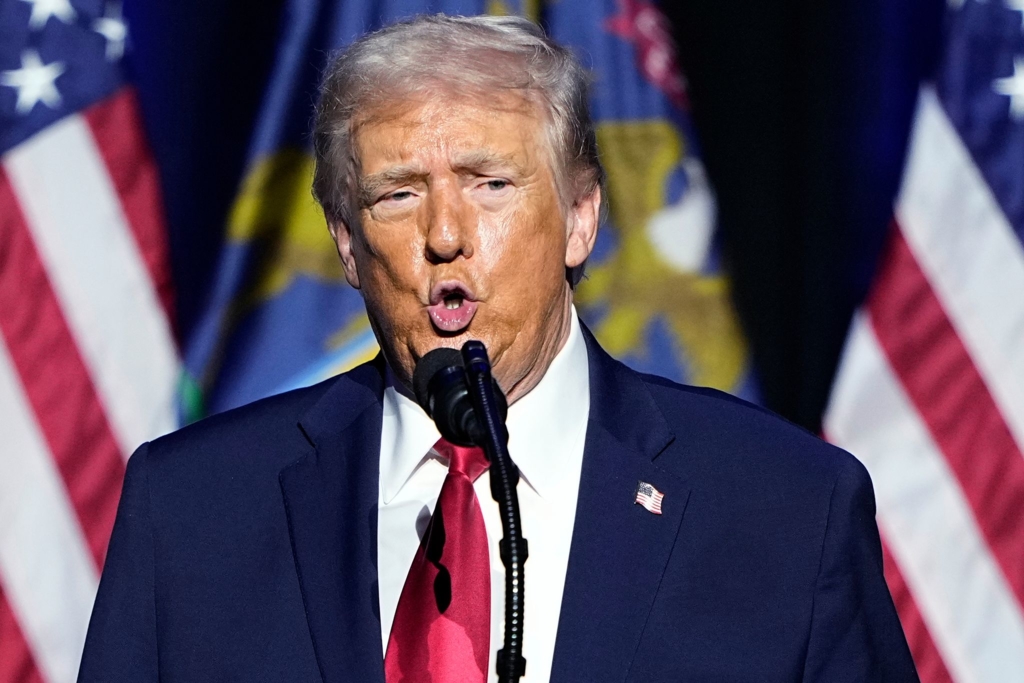 Trump-zeigt-p-belndem-Arbeiter-den-Mittelfinger