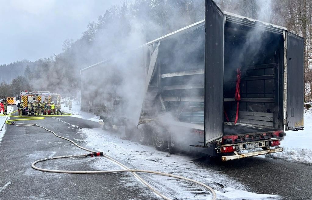 Feuerwehr-Greding-l-scht-Lkw-Brand-auf-der-A9