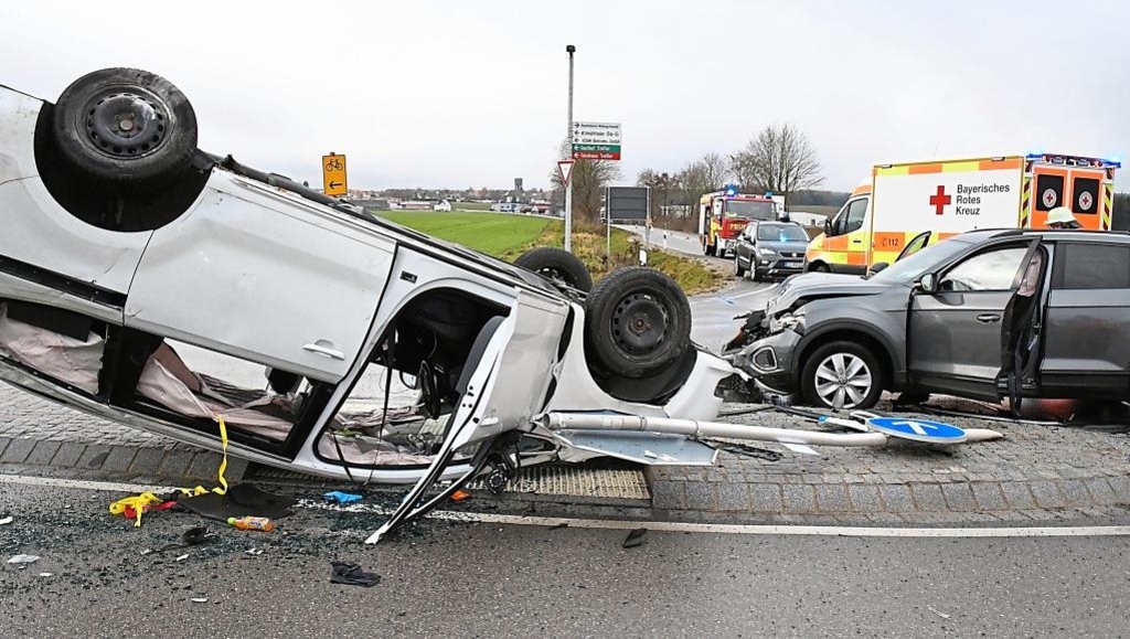Verkehrsunfall-in-der-Gro-gemeinde-Beilngries-Zwei-Autos-sto-en-zusammen